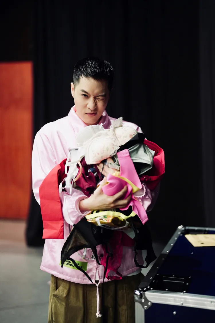 周湯豪收到許多粉絲給的奶罩。環球音樂提供