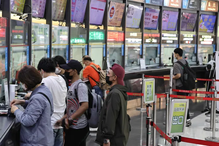 依據目前預售情形，西部國道客運尚有56.68%空位，東部國道客運尚有82.39%空位。示意圖，資料照