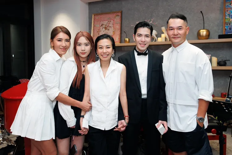 小禎（左）和丁春霆（右）出席老蕭（右二）和Summer（右三）的求婚趴。翻攝喜鵲娛樂臉書