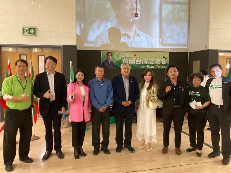 林楚茵與劉世芳分別做加拿大信賴台灣之友會的授證、授旗代表。林楚茵辦公室提供