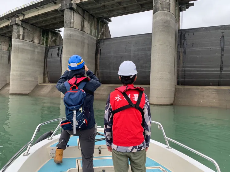 溢洪道弧型閘門檢查。北水局提供