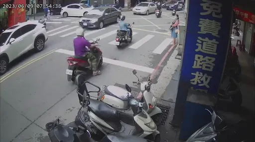媽媽揹嬰過馬路無車讓！這車還加速衝　警一句話她氣炸：死人才能處理？