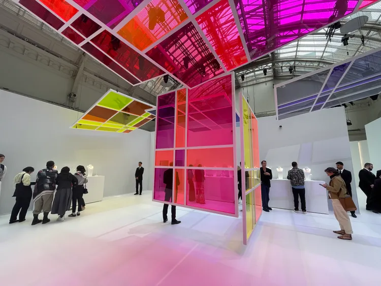 偌大的白色展廳內，中央彩色透光片搭起的隔板，折射出了此次全新「Tweed de CHANEL」頂級珠寶系列中引用的5個主要色彩。陳張眾攝