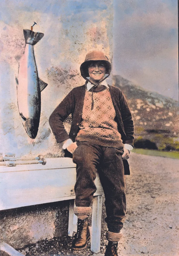 香奈兒女士身著斜紋毛呢外套，於蘇格蘭的Lochmore莊園中留下經典身影。品牌提供