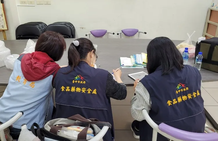 市府稽查後，業者無法在限期內提供雞肉進銷貨資料及國產可溯源食材證明。市府提供