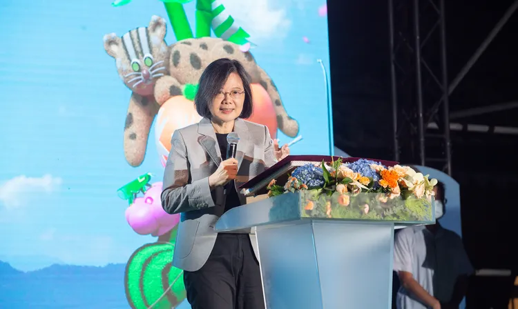 蔡英文表示，政府盼活絡客庄，並讓「客家後生」願意回到客庄生活。府提供