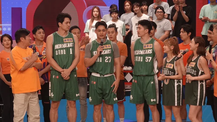 胡瓜（左起）與台啤英熊的3位籃球員黃聰翰、梁浩真、曹薰襄說笑。民視提供