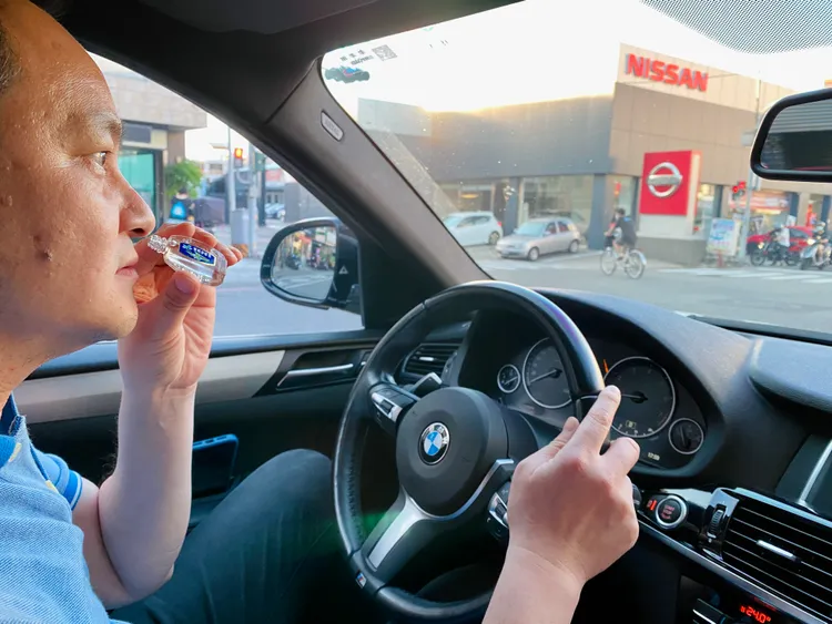 有網友建議趁車輛靜止時，吸下薄荷鬆一下。王志弘攝