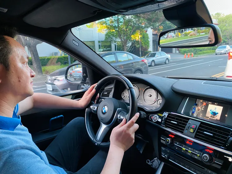 專家建議，若遇到行車糾紛，先看行車紀錄器有無正常運轉，主動式安全配備也要記得開啟。王志弘攝