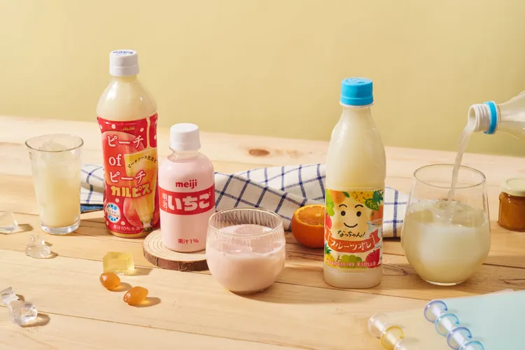 唐吉軻德嚴選多款人氣日式飲料，主打「濃醇香滑」濃郁系及「清爽甘甜」清涼系，涵蓋綜合果汁、碳酸飲料、可爾必思應有盡有。業者提供