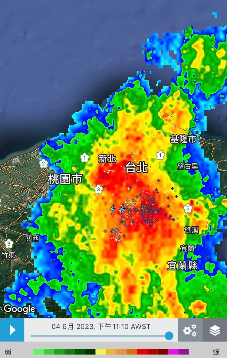 昨晚大台北地區出現罕見的午夜雷雨。翻攝自臉書「天氣風險 WeatherRisk」