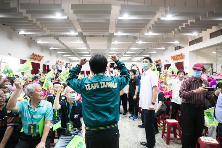賴清德親自將募款小物穿上身跑行程。賴清德競辦提供