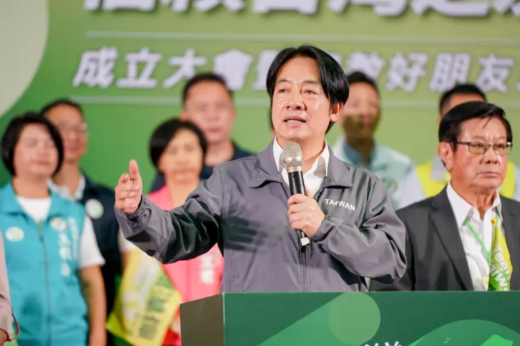 賴清德過去經常穿印有「TAIWAN」字樣的灰色外套出席競選行程。賴清德競辦提供