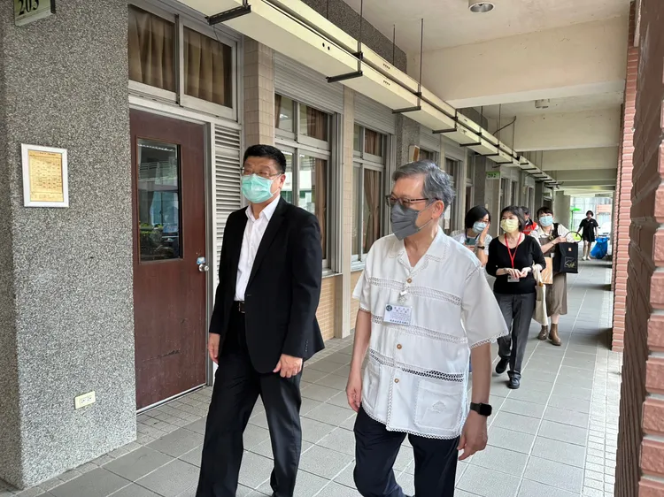 台鐵局局長杜微今天赴台北考區永春考場。台鐵提供