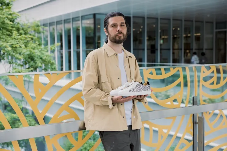 巴黎街頭藝術家Jordane Saget，以簡約的三條線為基礎，發展出圈繞圖騰的獨特風格。林果良品提供