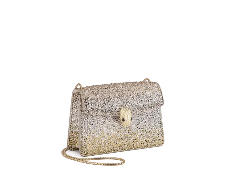 Serpenti Forever水晶星塵銀色麂皮肩背包，12萬4500元。品牌提供