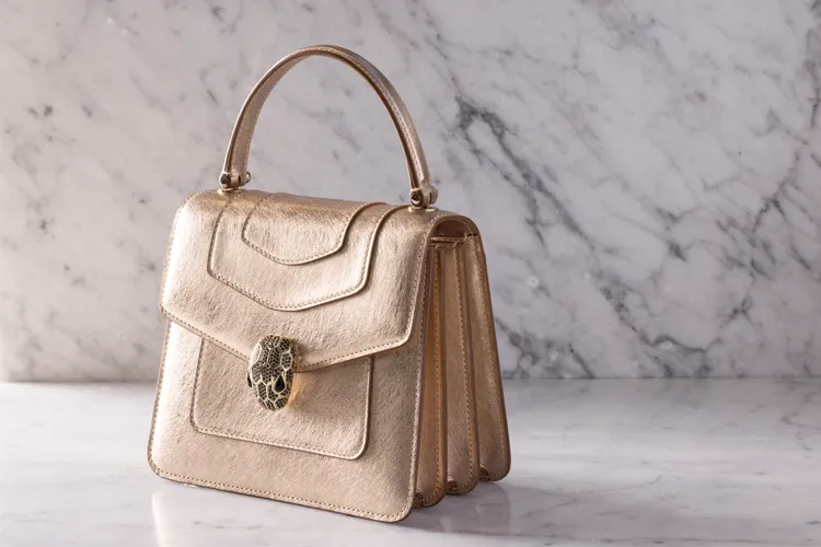 Serpenti Forever Top Handle淡金色小牛皮手提肩背包，12萬9900元。品牌提供