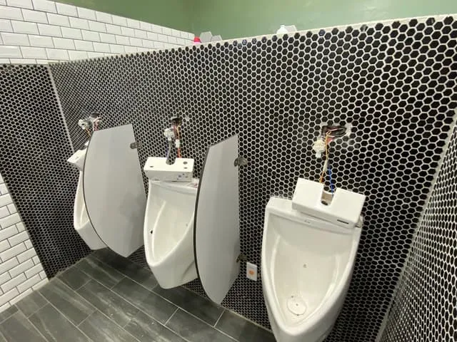 原PO並分享事發現場照片，照片中小便斗都被破壞。翻攝《Dcard》論壇