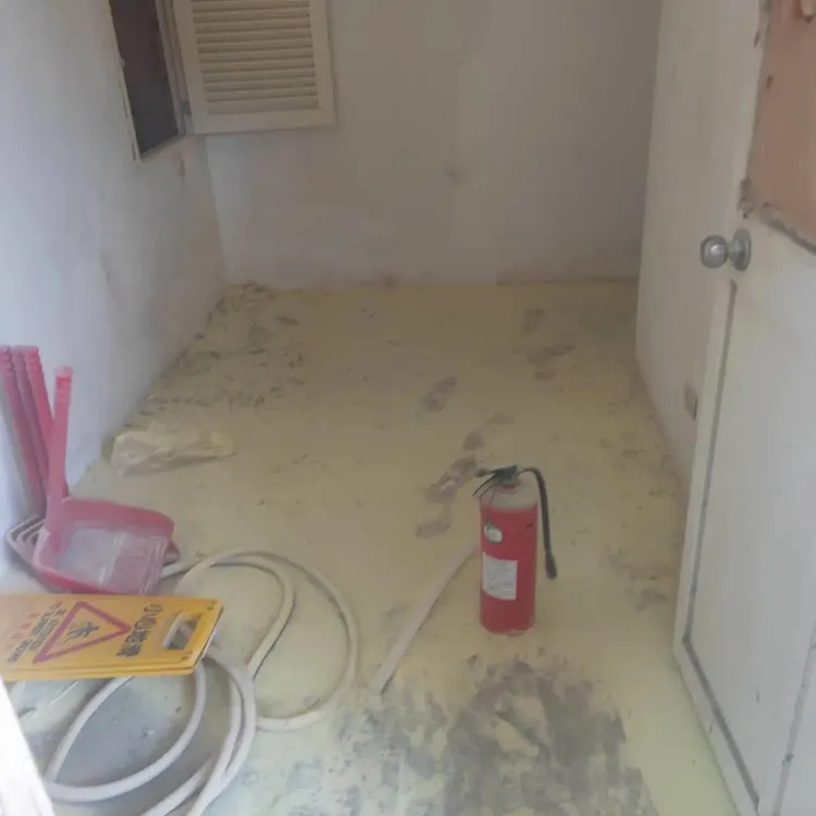 原PO並分享事發現場照片，照片中整間廁所都被滅火器乾粉覆蓋。翻攝《Dcard》論壇