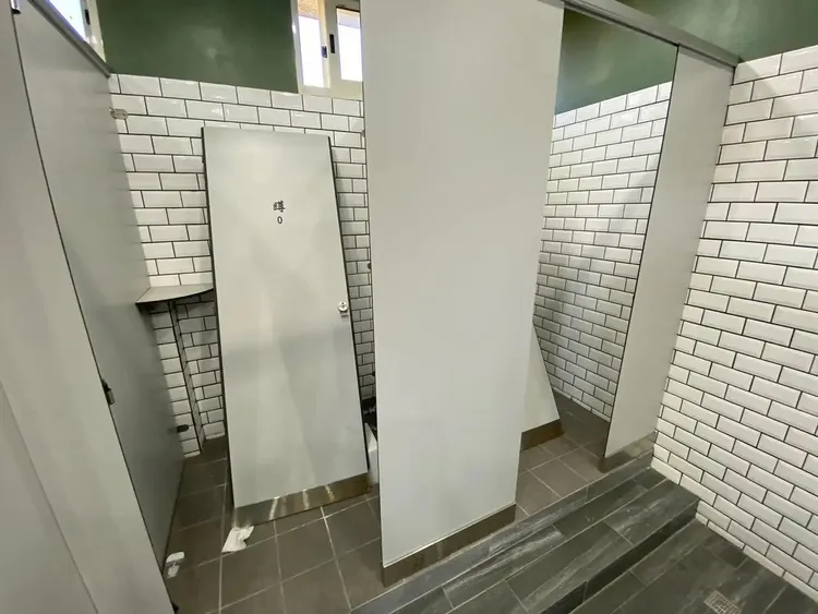 原PO並分享事發現場照片，照片中廁所的門也被拆下來。翻攝《Dcard》論壇