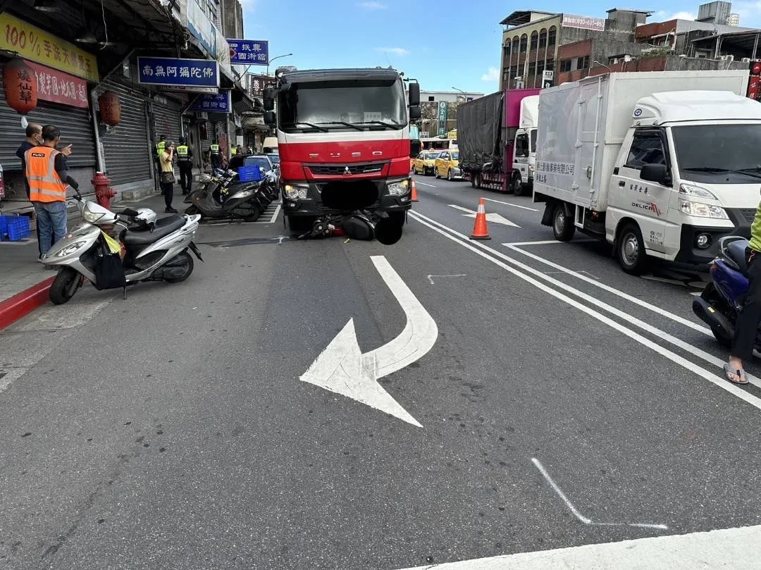 肇事的水泥車。翻攝畫面