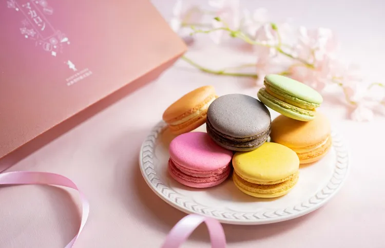 宜蘭綠舞飯店創新推出端午節「甜心馬卡龍禮盒」每盒10入售價NT$880，即日起至6月25 日開放訂購。業者提供