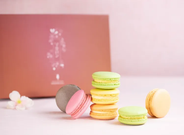 宜蘭綠舞飯店創新推出端午節「甜心馬卡龍禮盒」每盒10入售價NT$880，即日起至6月25 日開放訂購。業者提供