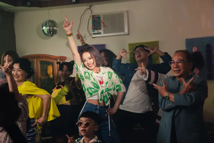 戴愛玲這回以幽默歌詞、歡樂曲風大聲唱出做自己的自在。華納音樂提供