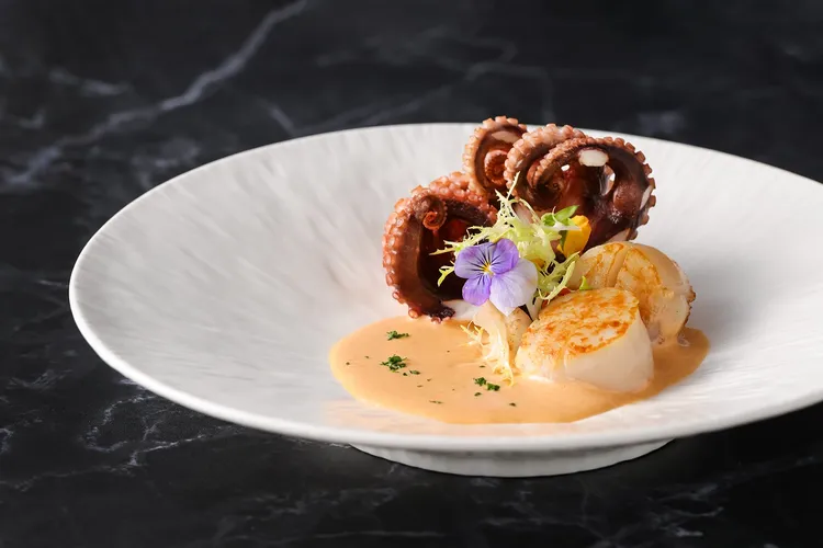 「王品牛排」價值688元「煙燻紅椒澎湖章魚佐干貝」。業者提供