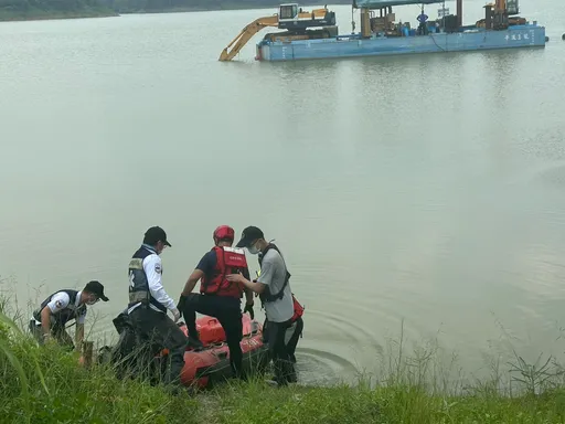 阿公店水庫清淤工人不慎落水 警消打撈上岸送醫急救