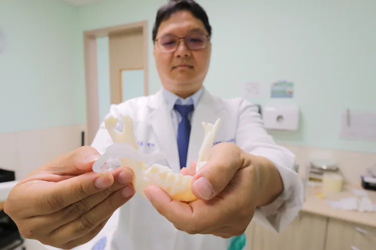 陳彥綦醫師先將3D列印的導引板固定在下顎截骨手術位置，大幅提升準確度。亞大附醫提供