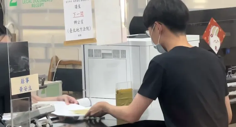 李男到台北地檢署遞狀對王丹提告。陳彩玲攝