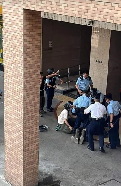 香港莽漢嫌「太吵」怒揮雙菜刀 反恐部隊出手壓制