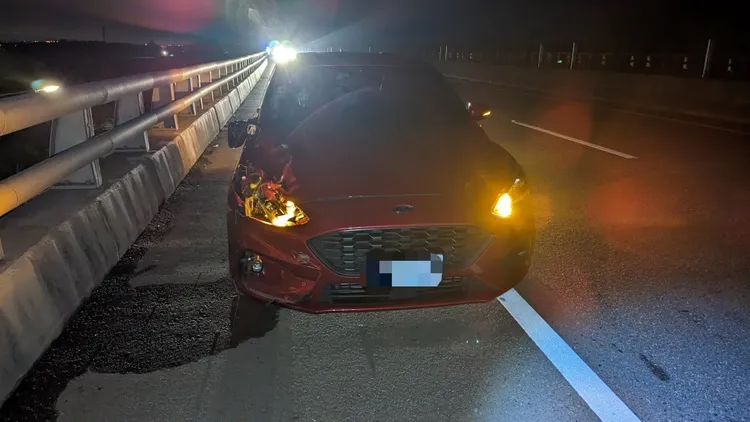 車禍現場小客車。楊梅警分局提供