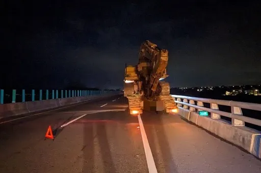 大貨車駕駛臨停路肩跑下車 碰!遭後方車輛撞倒在地送醫不治