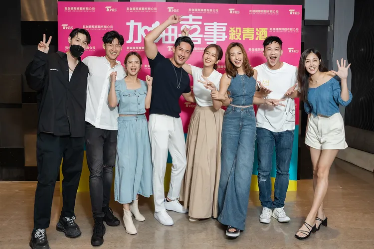 Teddy（左起）、劉育仁、臧芮軒、周孝安、周曉涵、楊晴、鄒承恩、邱子芯暢談殺青後的計畫。TVBS提供