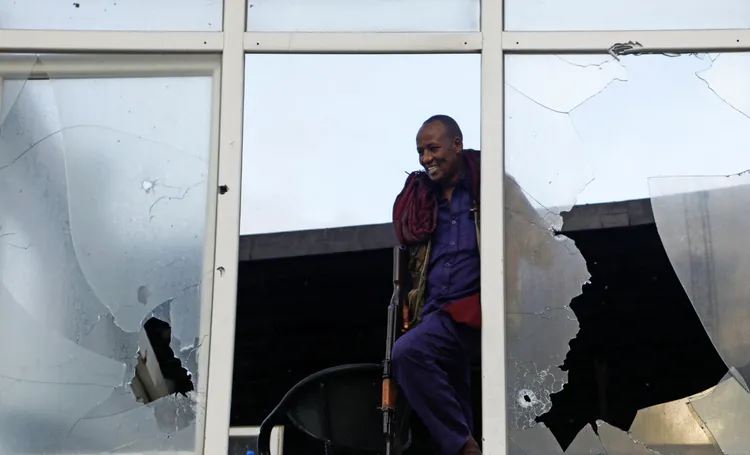 索馬利亞警方在現場調查。路透社