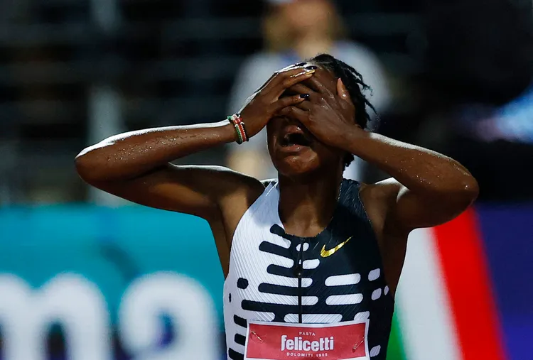 基皮耶貢9日完成比賽，看到自己的成績後，難以置信地用雙手摀臉。路透社