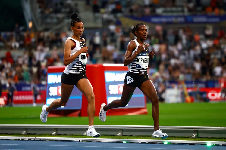 基皮耶貢（右）和吉迪在3000公尺後從集團中脫穎而出。路透社