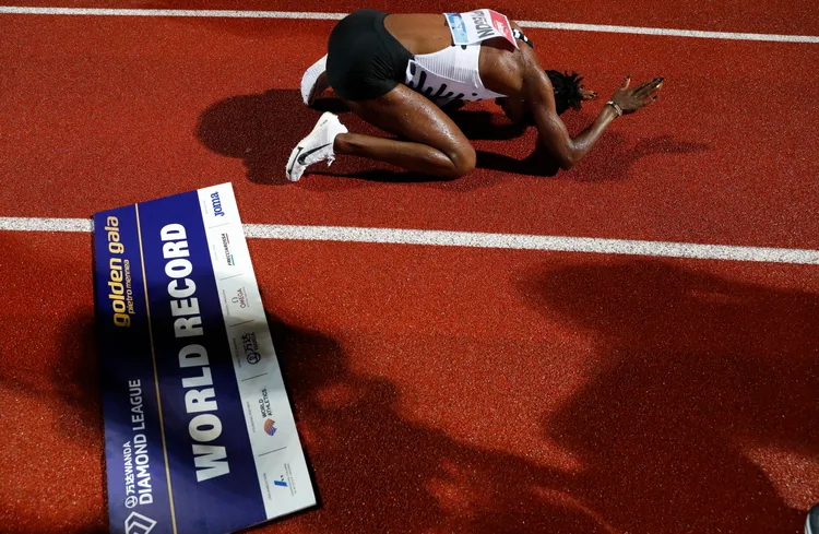 基皮耶貢2日打破世界紀錄，激動跪地。路透社