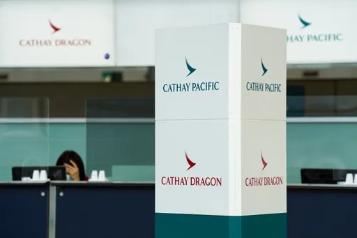 機輪爆胎！國泰航空香港飛洛杉磯班機中止起飛　18人受傷