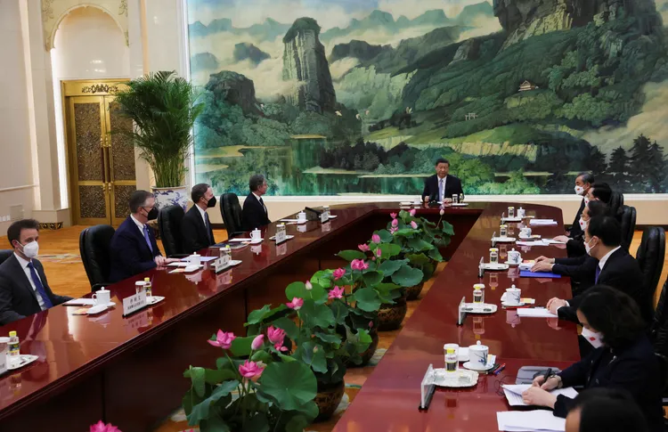 習近平沒有跟布林肯並肩而坐。路透社