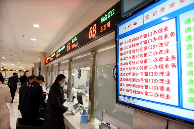 中國民眾在山東青島西海岸新區不動產登記中心，辦理不動產權證書。新華社