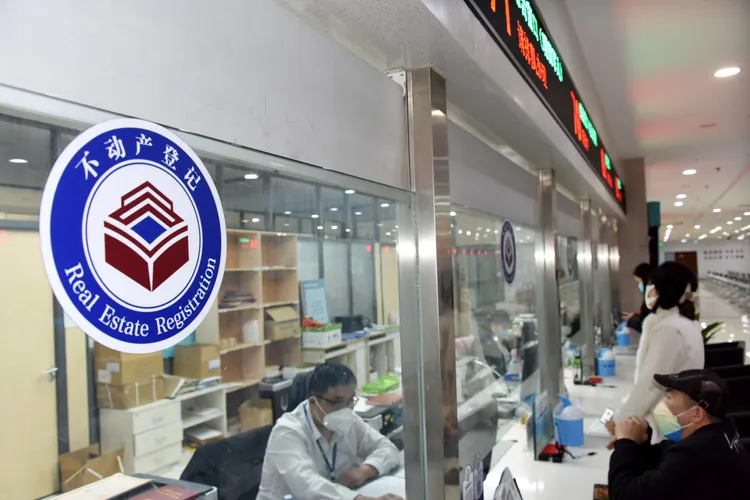 中國民眾在山東青島西海岸新區不動產登記中心，辦理不動產權證書。新華社