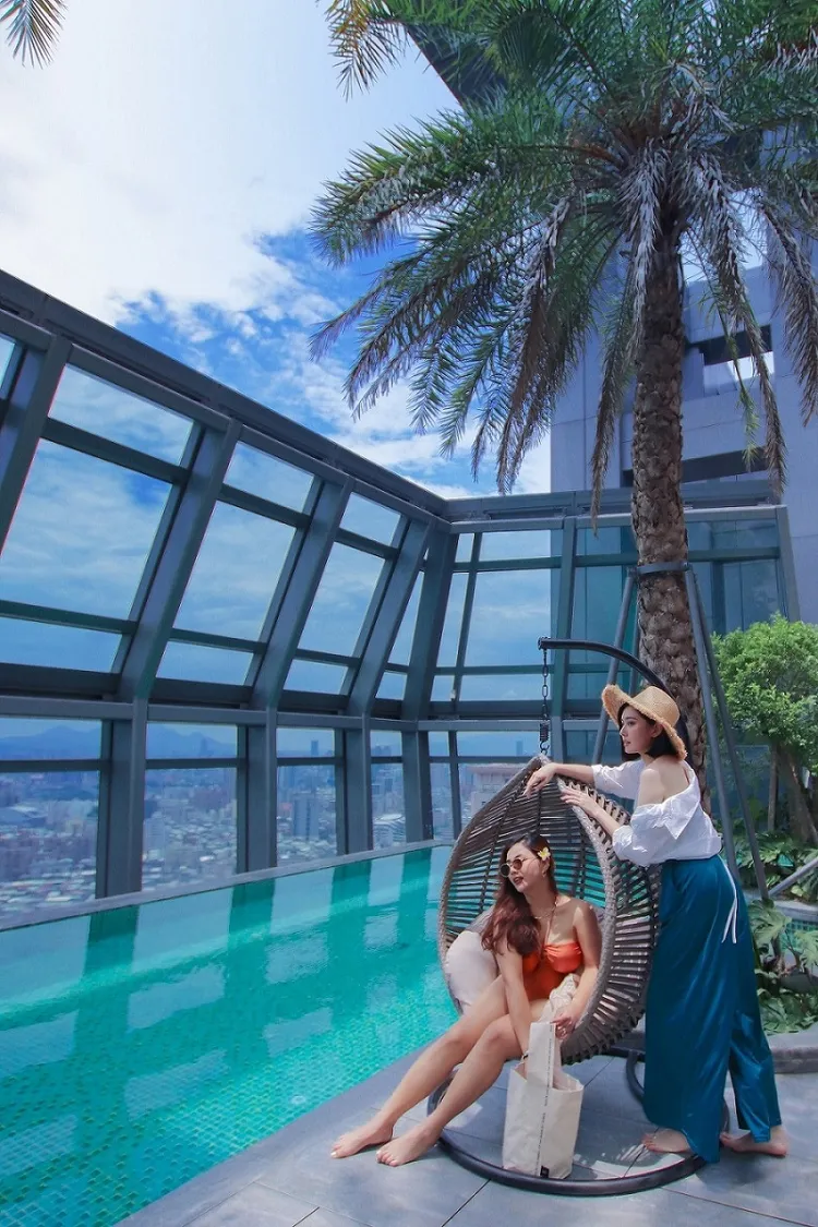 擁有新北最美高空泳池的板橋凱撒大飯店與台灣奢華泳裝品牌HÁI swimwear合作。板橋凱撒大飯店提供