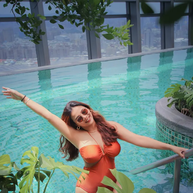 HÁI Summer主題住房專案房客都可享免費參加7/22及8/19舉辦的HÁI Summer夏日LIVE音樂泳裝派對。板橋凱撒大飯店提供