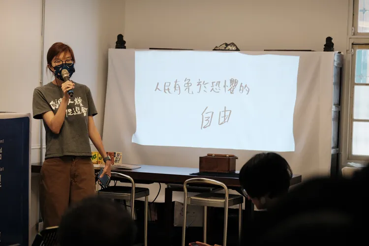 台權會南辦專員宋亦橙說，中共政權打壓港人，這次展覽讓台灣人了解香港人想法，讓在台港人有聚在一起。翻攝畫面