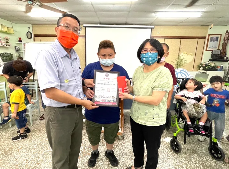 台電台南區處致贈急難救助金。台電提供