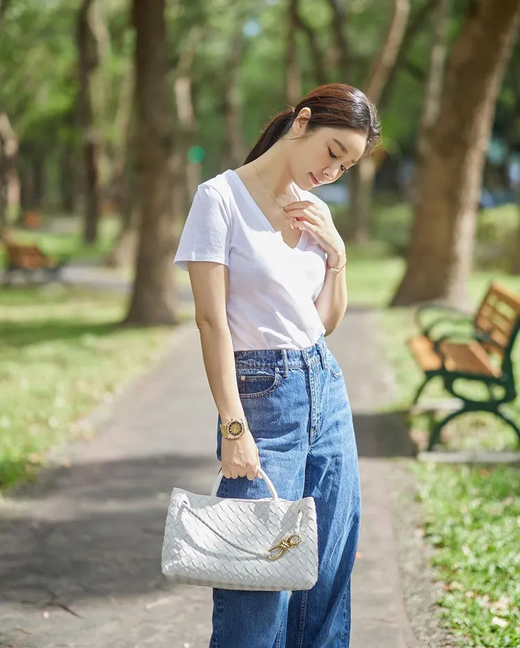 林心如領口直逼胸前性感帶的白T恤搭配丹寧褲的率性造型，引來了星友及粉絲們的瘋狂點讚。翻攝loveruby_official IG
