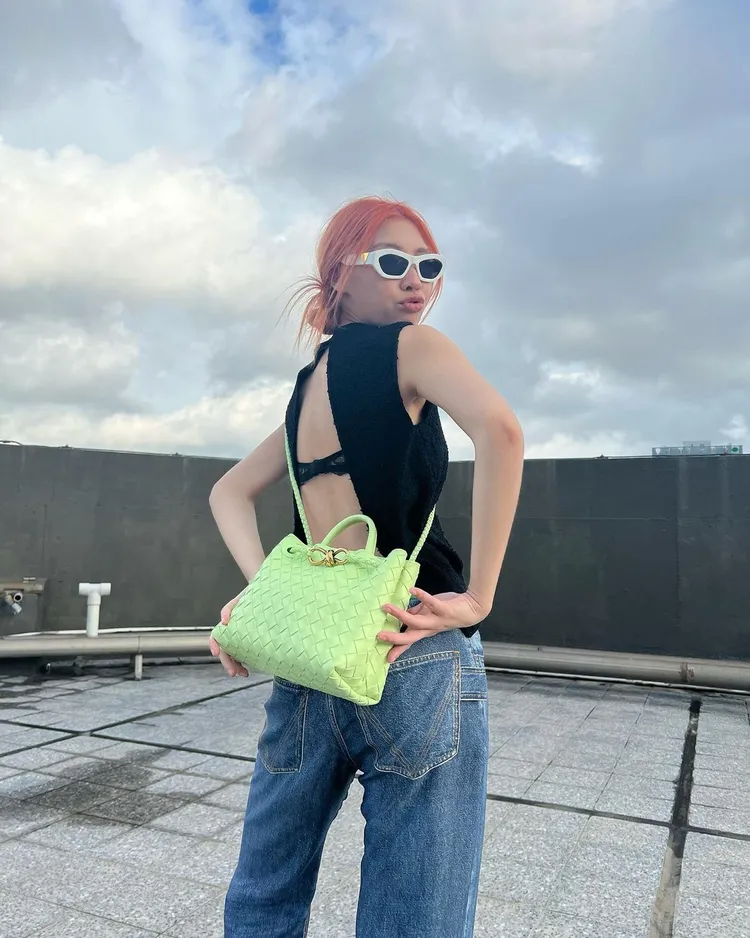 歌手Karencici以嗆辣態度，演繹有著搶眼青黃綠新色的Andiamo手袋。翻攝itskarencici IG